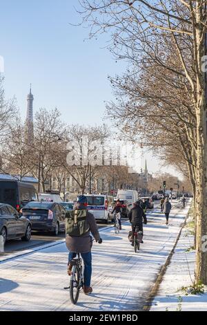 France, Paris, sentier cyclable quai Anatole France sous la neige, cycliste Banque D'Images