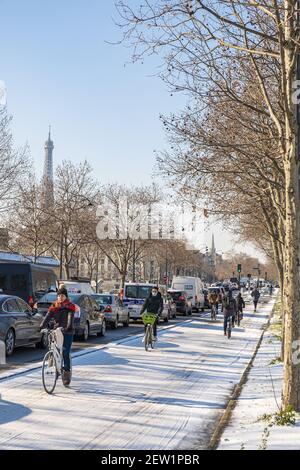 France, Paris, sentier cyclable quai Anatole France sous la neige, cycliste Banque D'Images