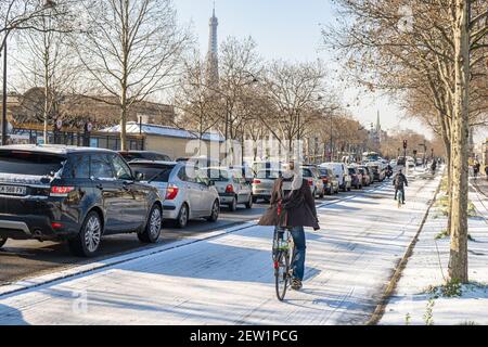 France, Paris, sentier cyclable quai Anatole France sous la neige, cycliste Banque D'Images