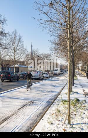 France, Paris, sentier cyclable quai Anatole France sous la neige, cycliste Banque D'Images