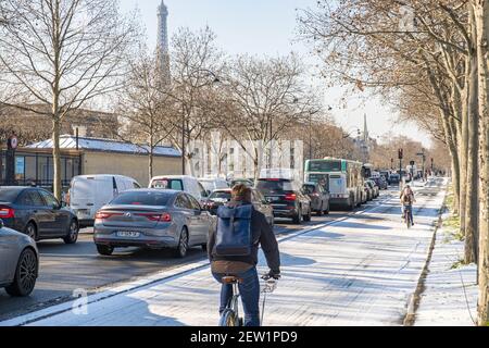 France, Paris, sentier cyclable quai Anatole France sous la neige, cycliste Banque D'Images