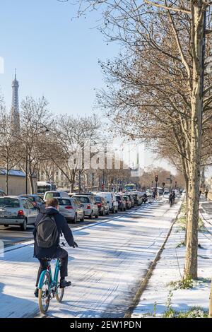 France, Paris, sentier cyclable quai Anatole France sous la neige, cycliste Banque D'Images