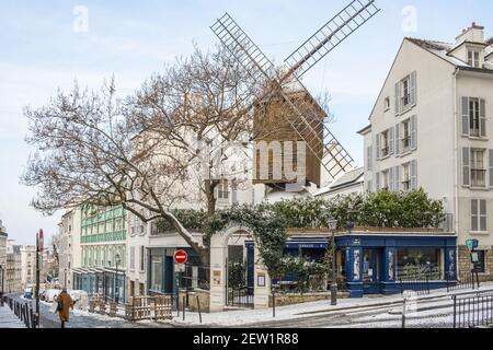 France, Paris, colline de Montmartre, le restaurant le Moulin de la Galette sous la neige Banque D'Images