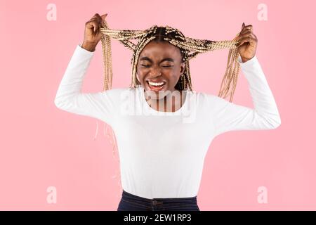 Portrait d'une femme noire émotive en colère hurlant Banque D'Images