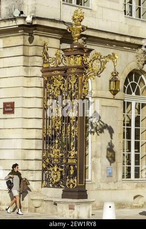 France, Meurthe et Moselle, Nancy, place Stanislas (ancienne place royale) construite par Stanislas Leszczynski, roi de Pologne et dernier duc de Lorraine au XVIIIe siècle, classée au patrimoine mondial de l'UNESCO, façade de l'Opéra, lampadaires et rambardes de Jean Lamour Banque D'Images