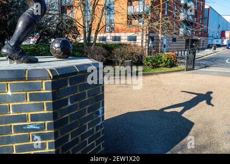 Londres-UK-3-1-21 - UNE statue de Laurie Cunningham dans le Jubilé de Leyton Stationnement Banque D'Images