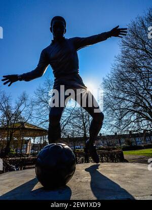 Londres-UK-3-1-21 - UNE statue de Laurie Cunningham dans le Jubilé de Leyton Stationnement Banque D'Images