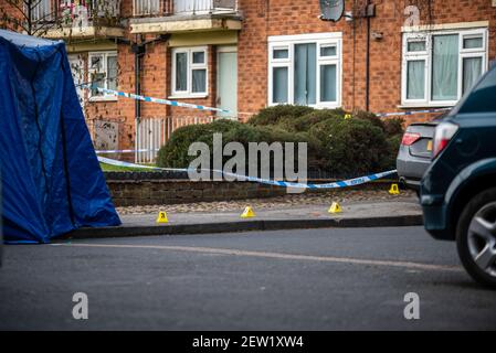 Perry Barr, Birmingham, Royaume-Uni. 2 mars 2021 : une enquête de meurtre a été lancée après qu'un homme ait été poignardé dans le cou jusqu'à la mort mardi matin sur Perry Villa Drive dans le nord de Birmingham. Credit: Ryan Underwood / Alamy Live News Banque D'Images