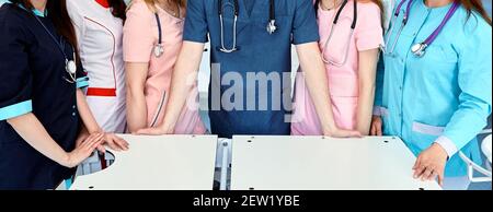 Les gens de soins de groupe. Un médecin travaillant à l'hôpital professionnels bureau ou clinique avec d'autres médecins, les infirmières et le chirurgien. Je recherche de la technologie médicale Banque D'Images