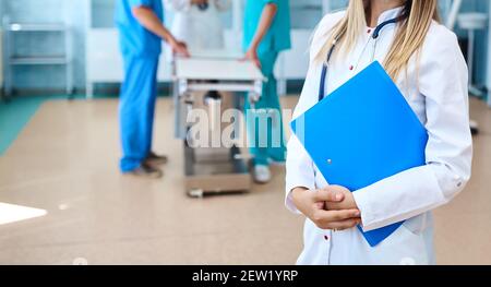 Équipe médicale heureuse discutant et travaillant ensemble Groupe médical - médecin, infirmière et chirurgien. Un personnel de médecins sans visage. Publicité médicale professionnelle Banque D'Images