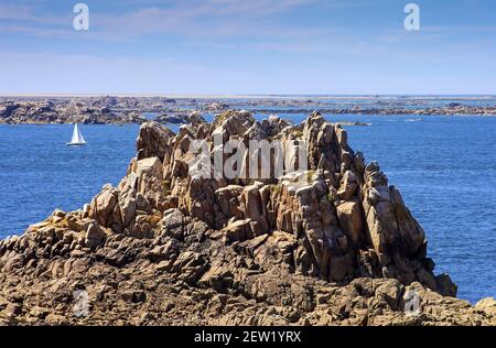 France, Côtes-d'Armor (22), île de Bréhat, voile derrière les rochers de la pointe du Rosédo Banque D'Images