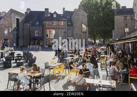 France, Côtes d'Armor, Saint-Brieuc, terrasses de bars sur la place du Chai en été Banque D'Images