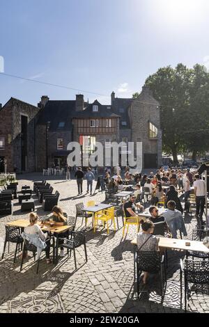 France, Côtes d'Armor, Saint-Brieuc, terrasses de bars sur la place du Chai en été Banque D'Images