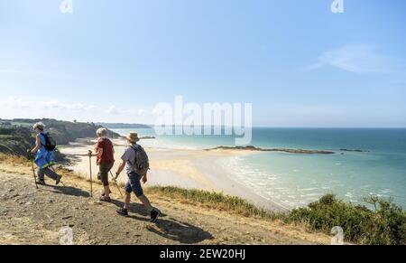 France, Côtes d'Armor, Plerin, randonneurs à la Pointe du Roselier Banque D'Images