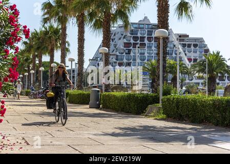 France, Hérault (34), la Grande-Motte, jeune femme à vélo Banque D'Images