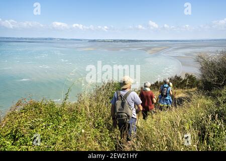 France, Côtes d'Armor, Plerin, randonneurs à la Pointe du Roselier Banque D'Images