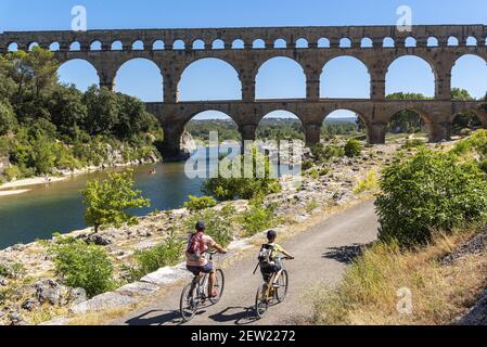 France, Gard, vers-Pont-du-Gard, ViaRôna, père et fils près du Pont du Gard Banque D'Images