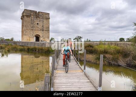 France, Gard (30), Aigues-mortes, Saint-Laurent-d'Aigouze, ViaRôna, Cyclistes passant près de la Tour Carbonnière Banque D'Images