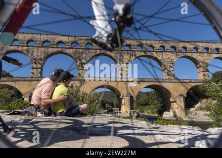 France, Gard, vers-Pont-du-Gard, ViaRôna, père et fils près du Pont du Gard Banque D'Images