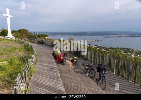 France, Hérault (34), Sète, cyclistes contemplant la ville depuis la vue panoramique du Mont Saint-clair Banque D'Images