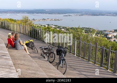 France, Hérault (34), Sète, cyclistes contemplant la ville depuis la vue panoramique du Mont Saint-clair Banque D'Images