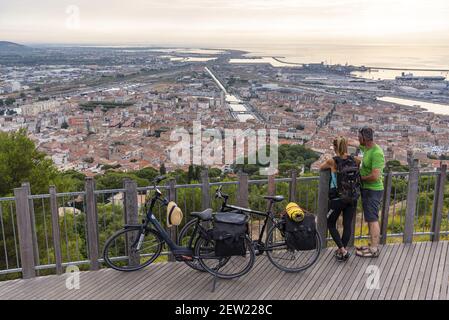 France, Hérault (34), Sète, couple de cyclistes contemplant la ville depuis la vue panoramique du Mont Saint-clair Banque D'Images