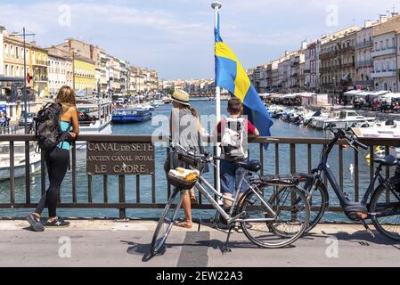 France, Hérault (34), Sète, cyclistes devant l'ancien Canal Royal Banque D'Images