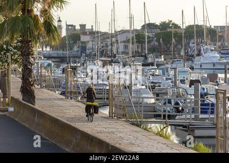 France, Gard (30), le Grau-du-Roi, jeune femme à vélo Banque D'Images