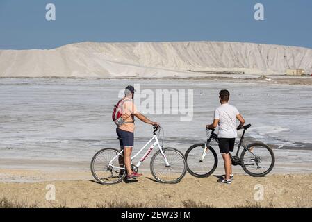 France, Bouches du Rhône (13), Viarhôna, Salin de Giraud, cyclistes en face des salouvres Banque D'Images