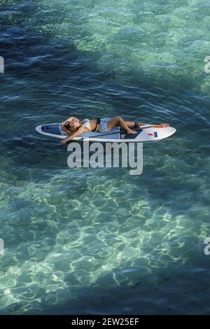 France, Finistère, Crozon, paddle-board sur la péninsule de Crozon à la pointe de Saint-Hernot ou de l'île vierge (vue aérienne) Banque D'Images