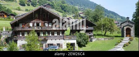 Suisse, Canton du Valais, Morgins, chalets traditionnels Banque D'Images