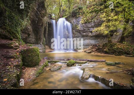 France, Isère, Saint-Baudille-de-la-Tour, chute d'eau de Roche Banque D'Images