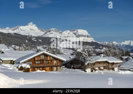 France, haute Savoie, pays du Mont blanc, Megève, au-dessus du village, le hameau le Maz, chalets de vacances et le massif des Aravis Banque D'Images