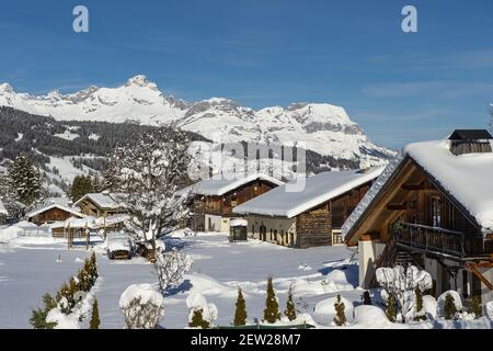 France, haute Savoie, pays du Mont blanc, Megève, au-dessus du village, le hameau le Maz, chalets de vacances et le massif des Aravis Banque D'Images