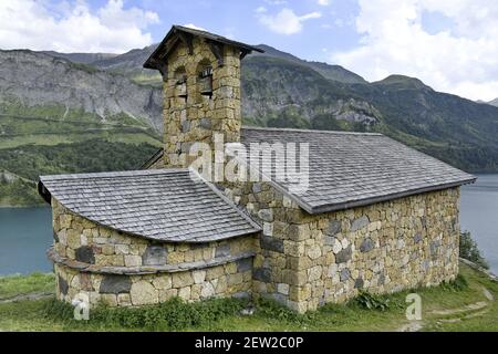 France, haute Savoie, chapelle au bord du lac du barrage de Roselend Banque D'Images