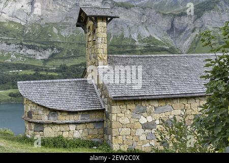 France, haute Savoie, chapelle au bord du lac du barrage de Roselend Banque D'Images