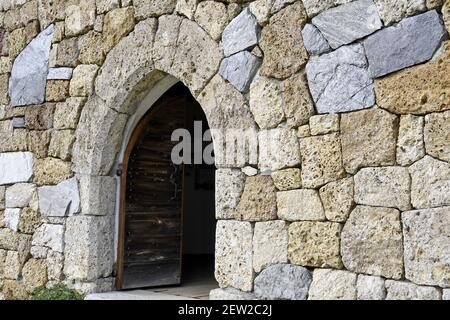 France, haute Savoie, chapelle au bord du lac du barrage de Roselend Banque D'Images