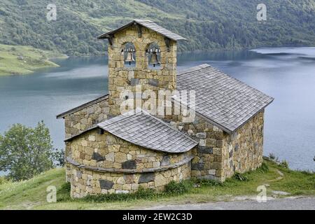 France, haute Savoie, chapelle au bord du lac du barrage de Roselend Banque D'Images