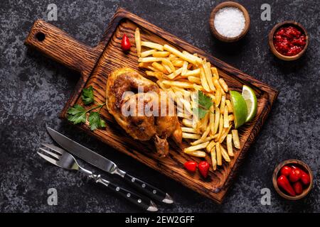 Poulet mi-rôti Piri Piri avec frites, vue de dessus Banque D'Images