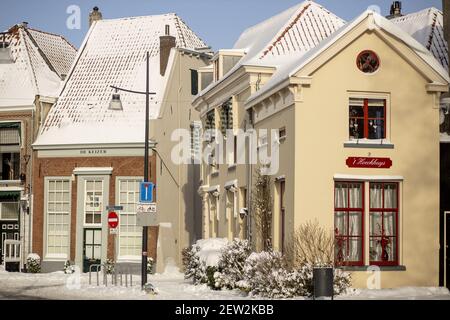 ZUTPHEN, PAYS-BAS - 10 févr. 2021 : vue panoramique sur les façades historiques colorées des rues enneigées et blanches du centre-ville médiéval de l'hanséatique néerlandais Banque D'Images