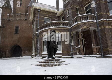 ZUTPHEN, PAYS-BAS - 08 février 2021 : statue de bronze en face de l'architecture historique de Drogenapstoren pendant une tempête de neige Banque D'Images