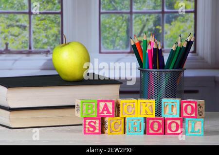 Concept de retour à l'école les blocs de lettres des enfants dans la salle d'école Banque D'Images