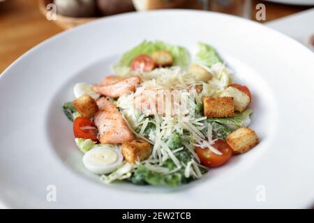 Salade César au saumon, tomates cerises dans un bol Banque D'Images