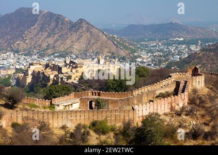 Fort d'Amber près de la ville de Jaipur, Rajasthan, Inde, vue de la forteresse supérieure sur le palais et la ville d'Amber Banque D'Images