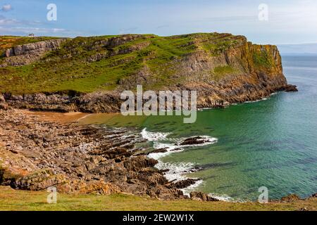 Falaises rocheuses à Mewslade Bay près de Worms Head sur le Côté ouest de la péninsule de Gower, près de Swansea, au sud du pays de Galles ROYAUME-UNI Banque D'Images