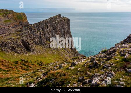 Falaises rocheuses à Mewslade Bay près de Worms Head sur le Côté ouest de la péninsule de Gower, près de Swansea, au sud du pays de Galles ROYAUME-UNI Banque D'Images