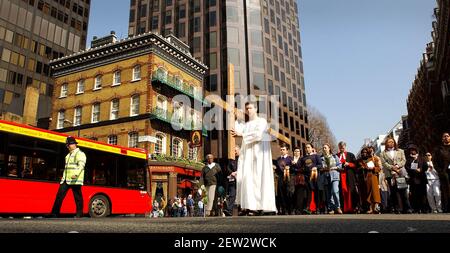 Le défilé traditionnel de Pâques sur son chemin vers Victoria Street, Londres, cet après-midi.29 Mars 2002 photo Andy Paradise Banque D'Images