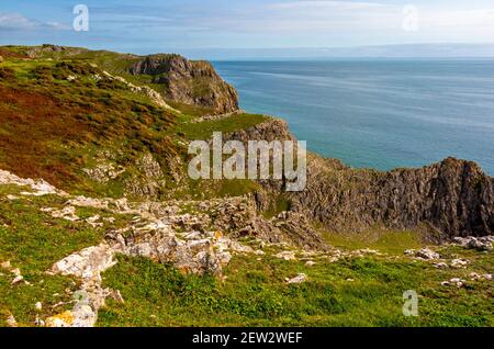 Falaises rocheuses à Mewslade Bay près de Worms Head sur le Côté ouest de la péninsule de Gower, près de Swansea, au sud du pays de Galles ROYAUME-UNI Banque D'Images