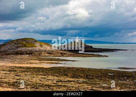 Bracelet Bay et Mumbles Lighthouse et construit en 1794 La côte sud-est de la péninsule de Gower près de Swansea Au sud du pays de Galles au Royaume-Uni Banque D'Images