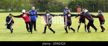 FULHAM DAMES DE FORMATION AU TERRAIN DE SPORT LSE NOUVEAU MALDEN MANAGER GAUTE HAUGENES REGARDANT (À GAUCHE) COMME ILS JOUENT BULLDOG BRITANNIQUE 1/5/2003 PHOTO DAVID ASHDOWN Banque D'Images